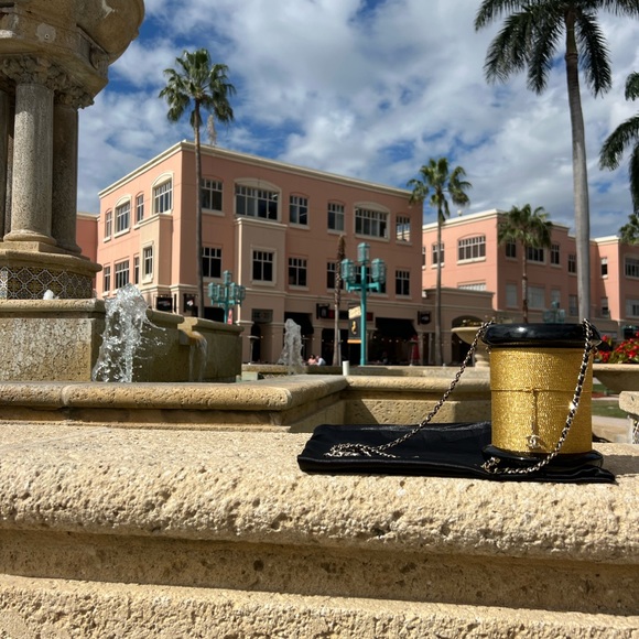 CHANEL COLLECTORS BAG - Picture 4 of 8